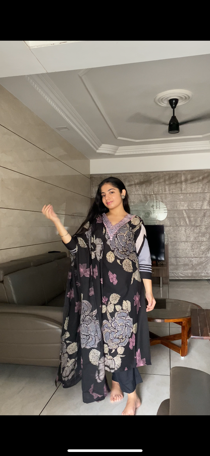 Noir Blossom Elegance Kurta Pant Set